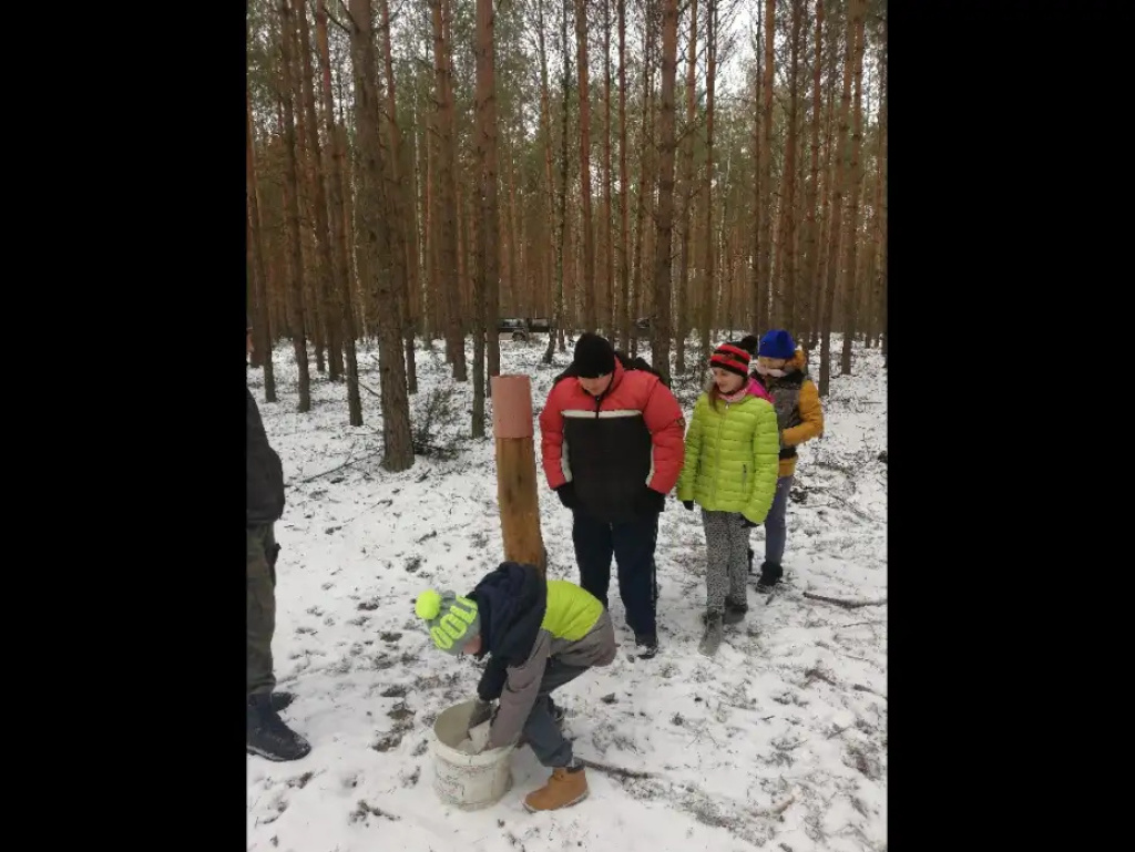Uczniowie ZSS w Brańszczyku dokarmiali zwierzynę leśną
