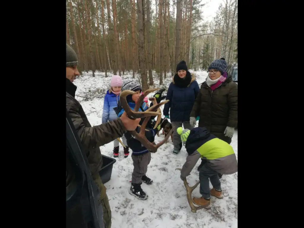 Uczniowie ZSS w Brańszczyku dokarmiali zwierzynę leśną