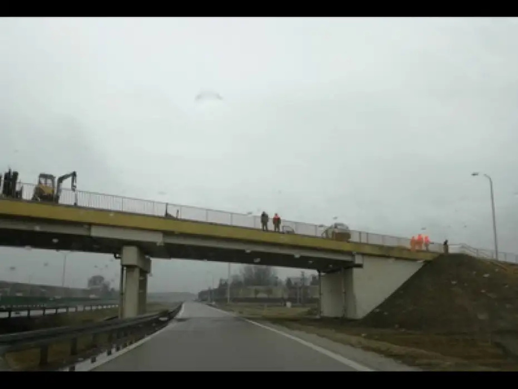 Niegów. Groźny wypadek na wiadukcie. Betonowy słup spadł z przyczepy