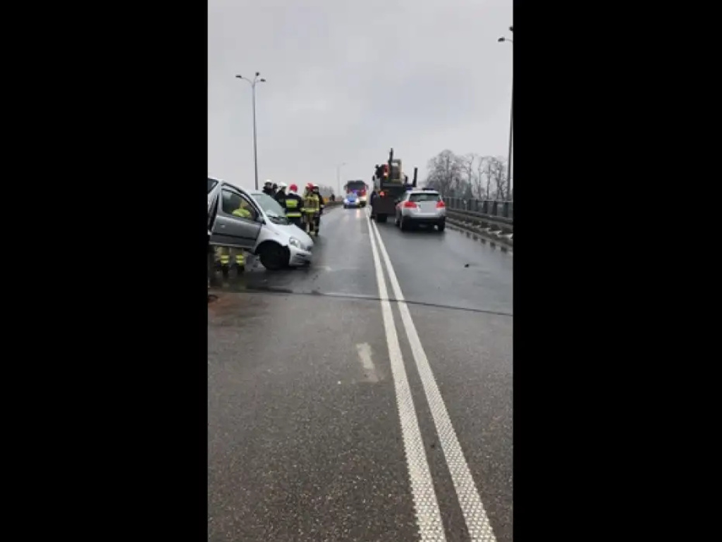 Niegów. Groźny wypadek na wiadukcie. Betonowy słup spadł z przyczepy