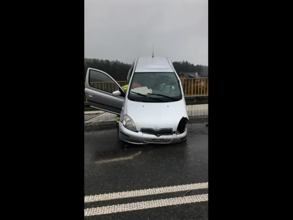 Niegów. Groźny wypadek na wiadukcie. Betonowy słup spadł z przyczepy