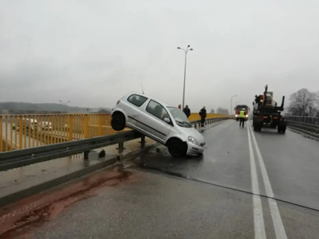 Niegów. Groźny wypadek na wiadukcie. Betonowy słup spadł z przyczepy