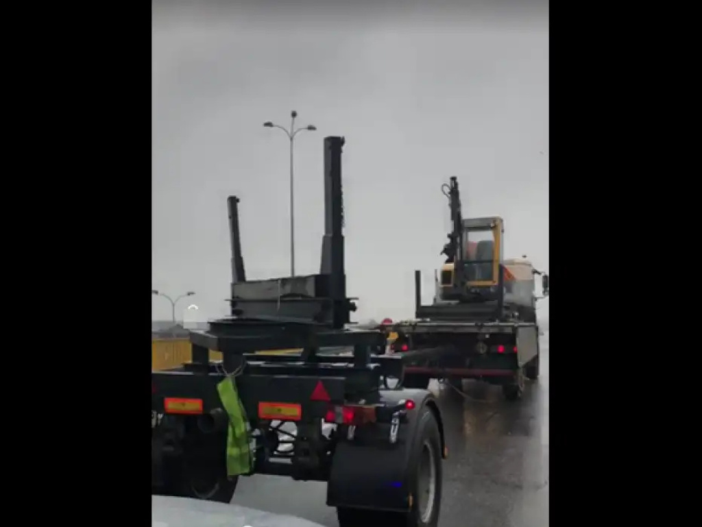 Niegów. Groźny wypadek na wiadukcie. Betonowy słup spadł z przyczepy