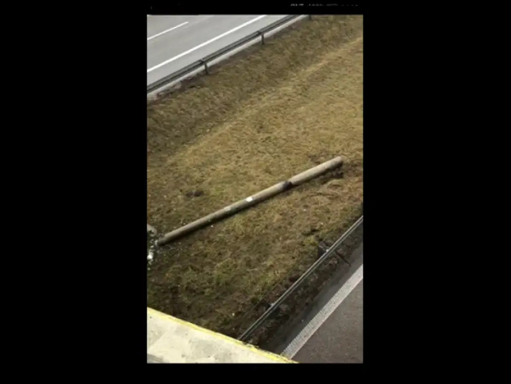 Niegów. Groźny wypadek na wiadukcie. Betonowy słup spadł z przyczepy