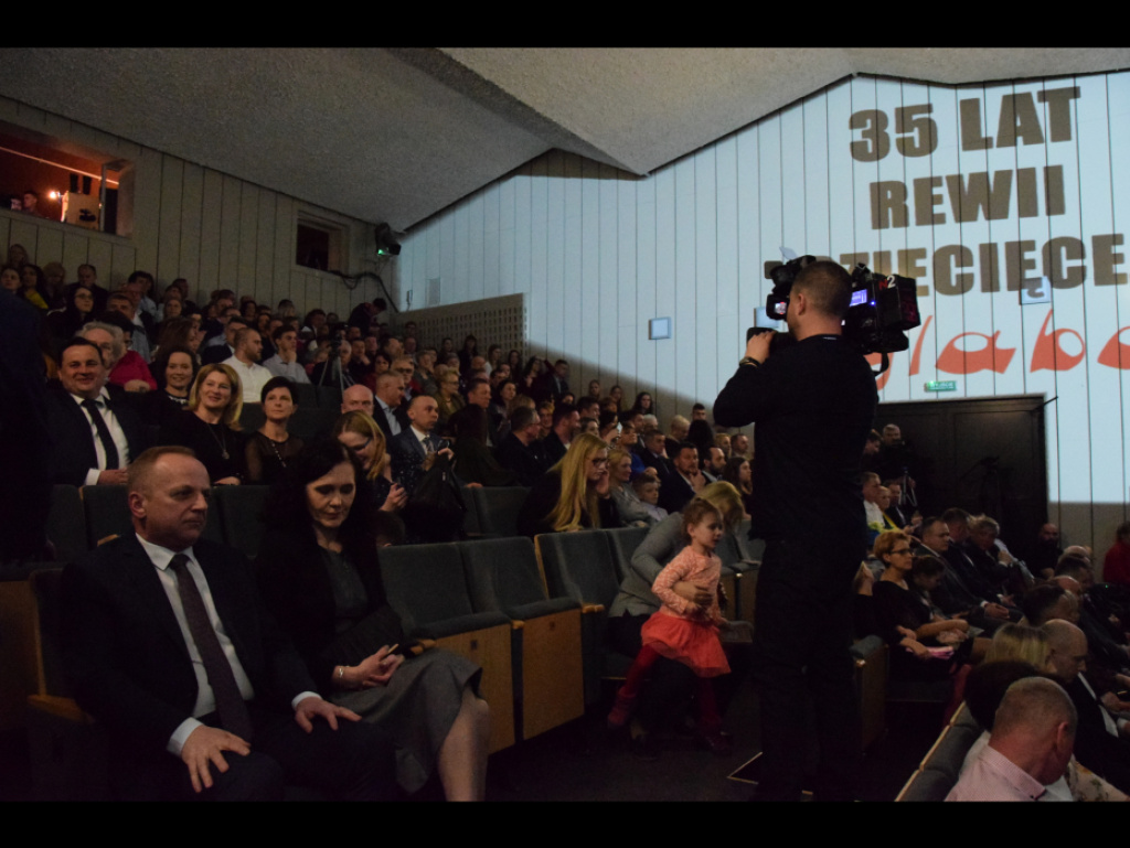 „To było jak cudowny sen, grupa dzieciaków się zebrała…”. Jubileusz 35-lecia Rewii Dziecięcej „Sylaba” (video)