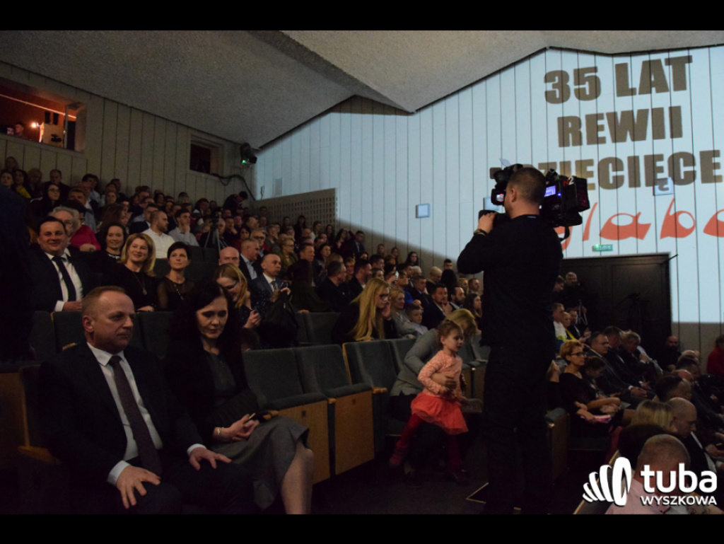 „To było jak cudowny sen, grupa dzieciaków się zebrała…”. Jubileusz 35-lecia Rewii Dziecięcej „Sylaba” (video)