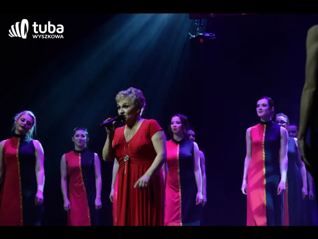 „To było jak cudowny sen, grupa dzieciaków się zebrała…”. Jubileusz 35-lecia Rewii Dziecięcej „Sylaba” (video)