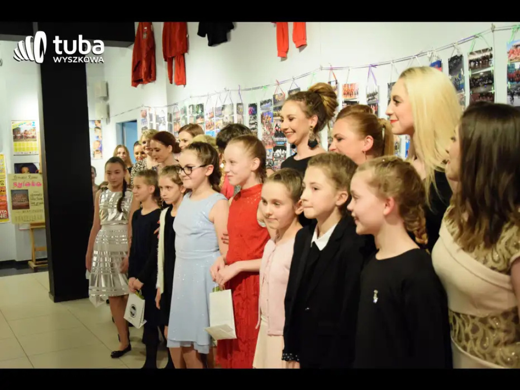 „To było jak cudowny sen, grupa dzieciaków się zebrała…”. Jubileusz 35-lecia Rewii Dziecięcej „Sylaba” (video)