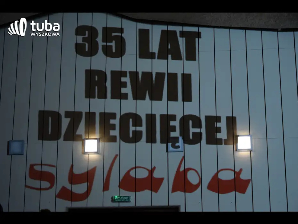 „To było jak cudowny sen, grupa dzieciaków się zebrała…”. Jubileusz 35-lecia Rewii Dziecięcej „Sylaba” (video)