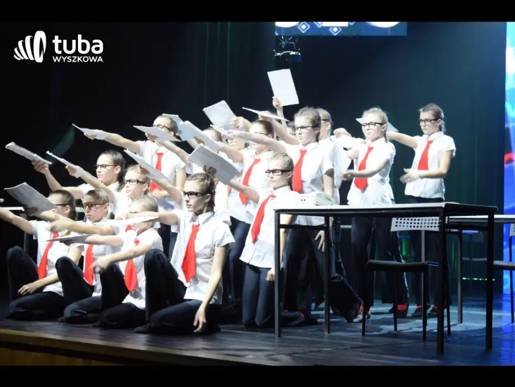 „To było jak cudowny sen, grupa dzieciaków się zebrała…”. Jubileusz 35-lecia Rewii Dziecięcej „Sylaba” (video)