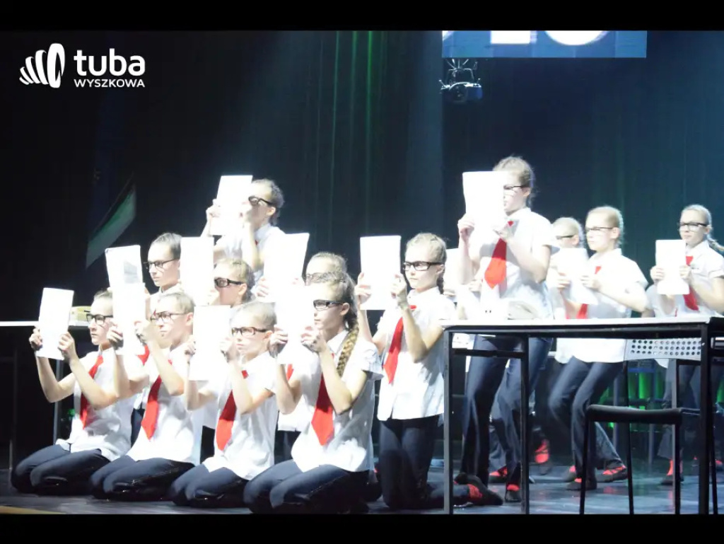 „To było jak cudowny sen, grupa dzieciaków się zebrała…”. Jubileusz 35-lecia Rewii Dziecięcej „Sylaba” (video)