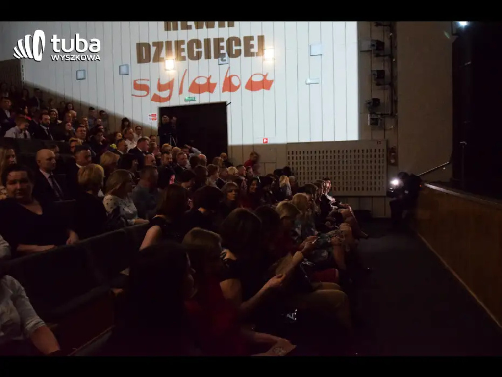„To było jak cudowny sen, grupa dzieciaków się zebrała…”. Jubileusz 35-lecia Rewii Dziecięcej „Sylaba” (video)