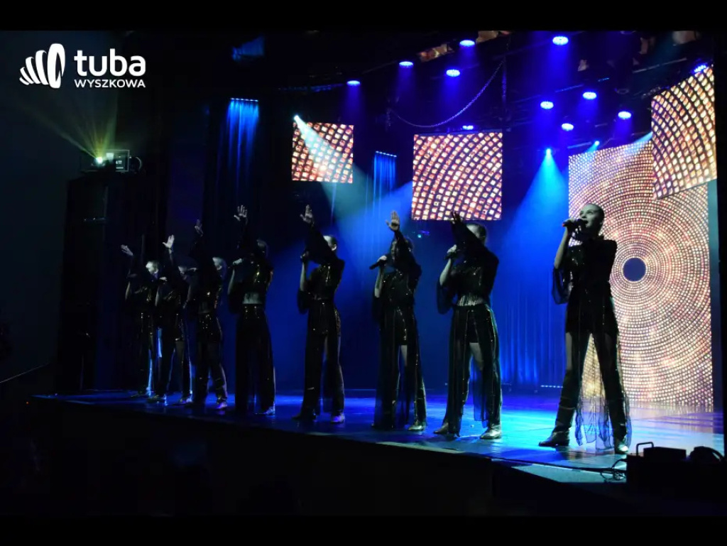 „To było jak cudowny sen, grupa dzieciaków się zebrała…”. Jubileusz 35-lecia Rewii Dziecięcej „Sylaba” (video)