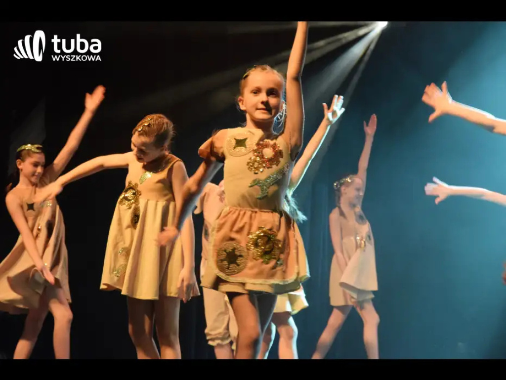 „To było jak cudowny sen, grupa dzieciaków się zebrała…”. Jubileusz 35-lecia Rewii Dziecięcej „Sylaba” (video)