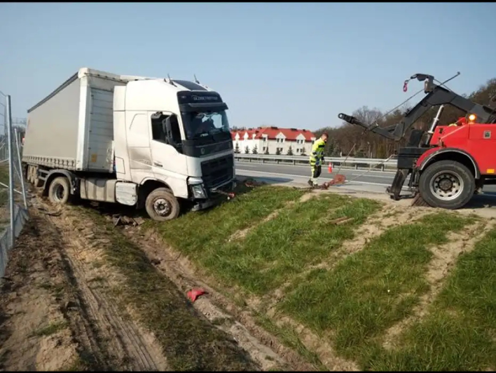 Zasnął za kierownicą. Wielogodzinne utrudnienia na S8