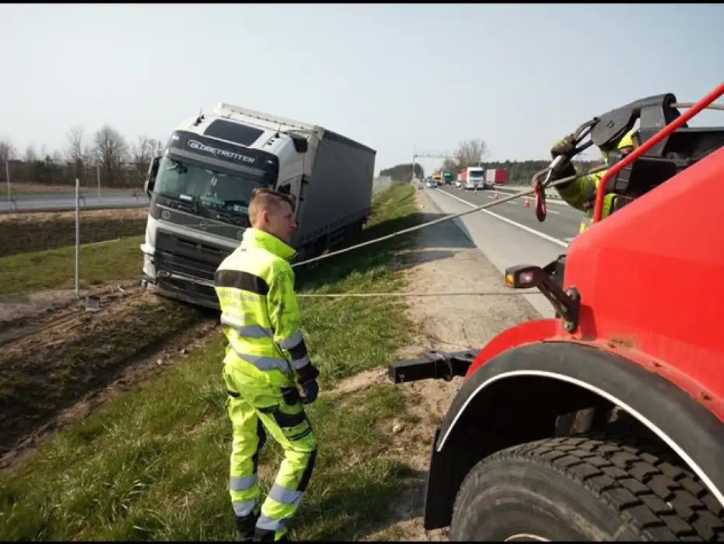 Zasnął za kierownicą. Wielogodzinne utrudnienia na S8
