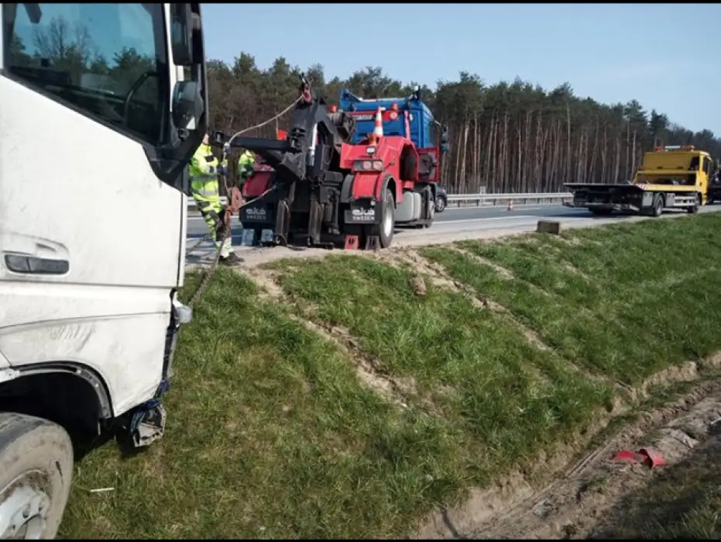 Zasnął za kierownicą. Wielogodzinne utrudnienia na S8