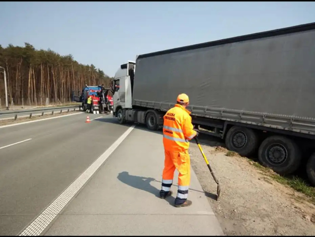 Zasnął za kierownicą. Wielogodzinne utrudnienia na S8