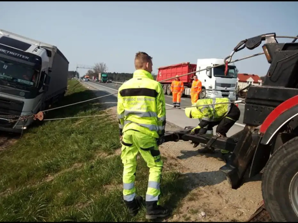 Zasnął za kierownicą. Wielogodzinne utrudnienia na S8