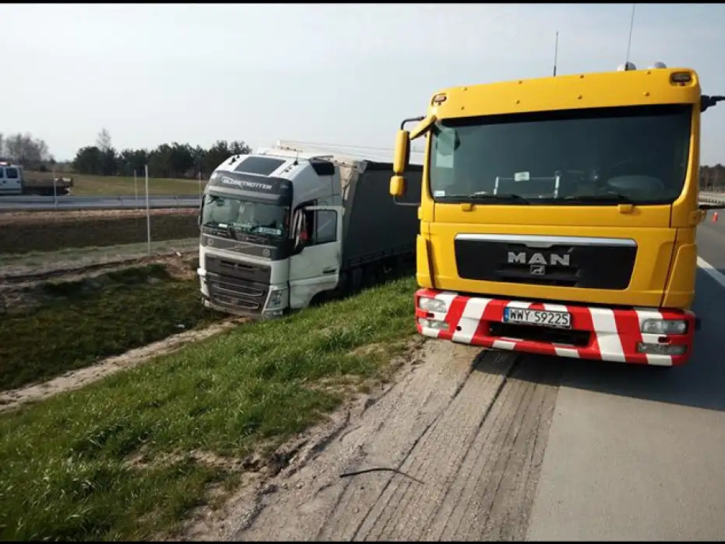 Zasnął za kierownicą. Wielogodzinne utrudnienia na S8