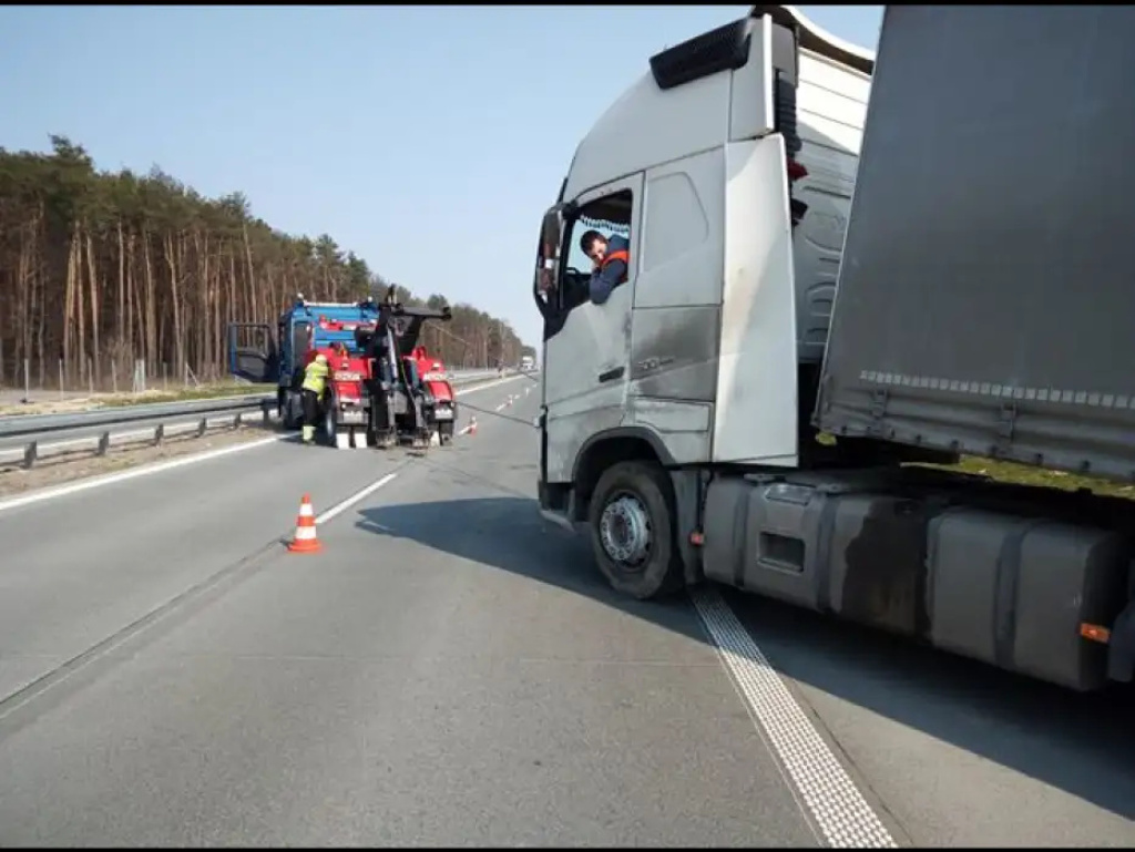 Zasnął za kierownicą. Wielogodzinne utrudnienia na S8