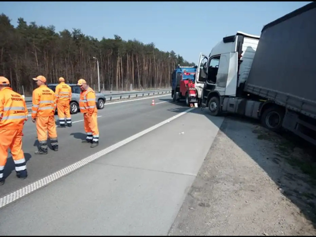 Zasnął za kierownicą. Wielogodzinne utrudnienia na S8