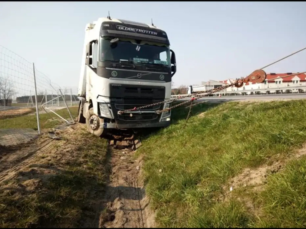 Zasnął za kierownicą. Wielogodzinne utrudnienia na S8