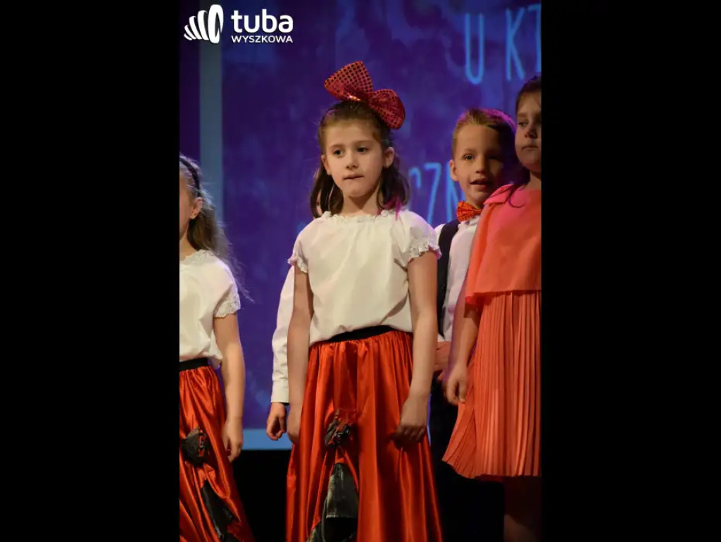 „Nasze życie z Wami płynie wprost bajecznie”. Koncert przedszkolaków z „Bajki”