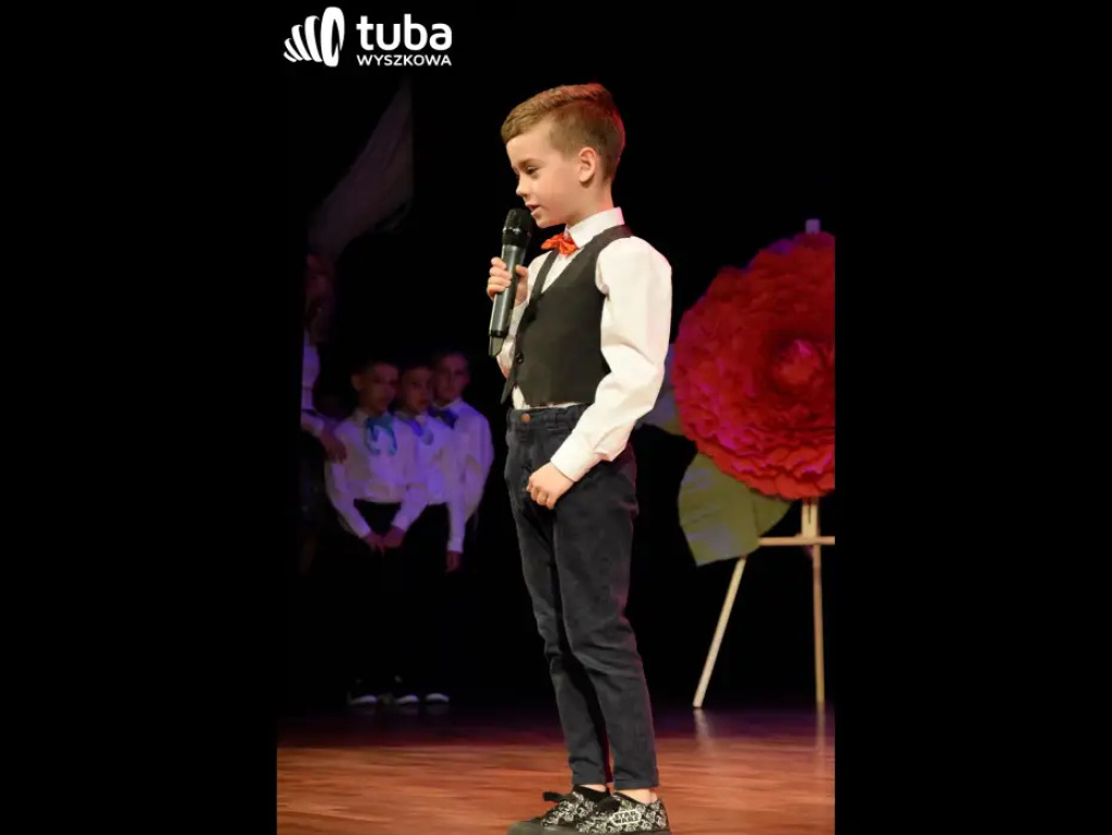 „Nasze życie z Wami płynie wprost bajecznie”. Koncert przedszkolaków z „Bajki”