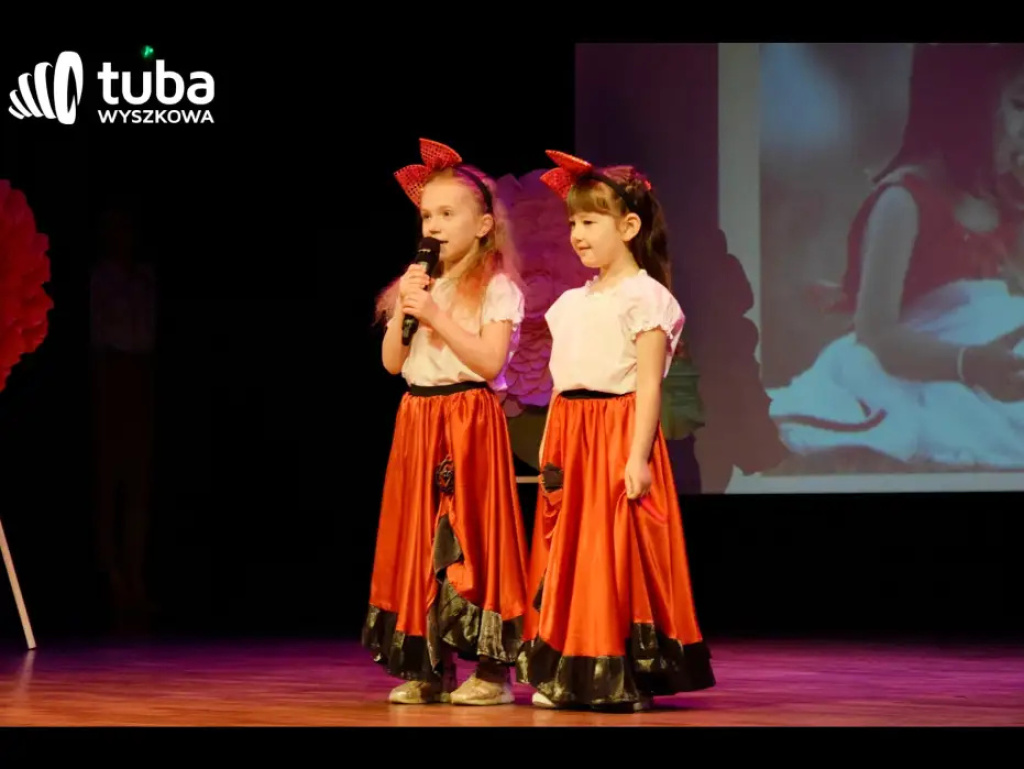 „Nasze życie z Wami płynie wprost bajecznie”. Koncert przedszkolaków z „Bajki”