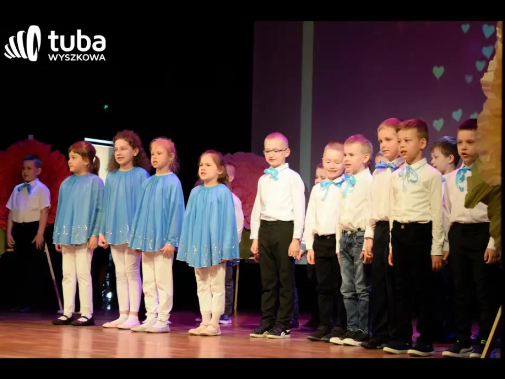 „Nasze życie z Wami płynie wprost bajecznie”. Koncert przedszkolaków z „Bajki”