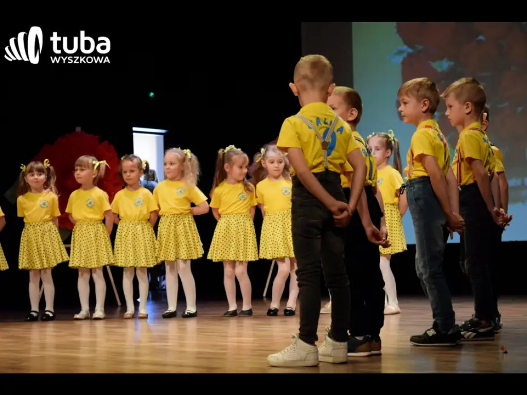 „Nasze życie z Wami płynie wprost bajecznie”. Koncert przedszkolaków z „Bajki”