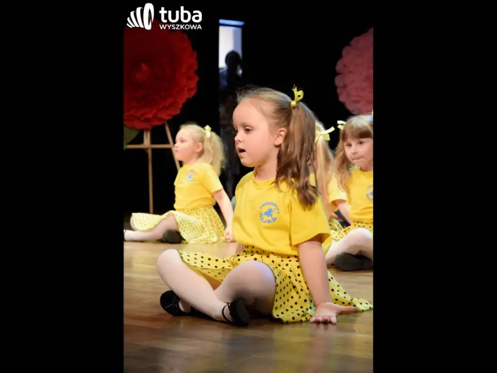 „Nasze życie z Wami płynie wprost bajecznie”. Koncert przedszkolaków z „Bajki”