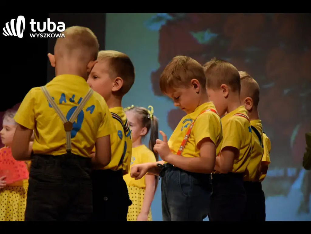 „Nasze życie z Wami płynie wprost bajecznie”. Koncert przedszkolaków z „Bajki”