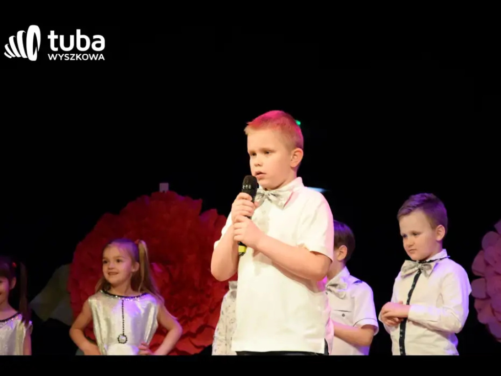 „Nasze życie z Wami płynie wprost bajecznie”. Koncert przedszkolaków z „Bajki”