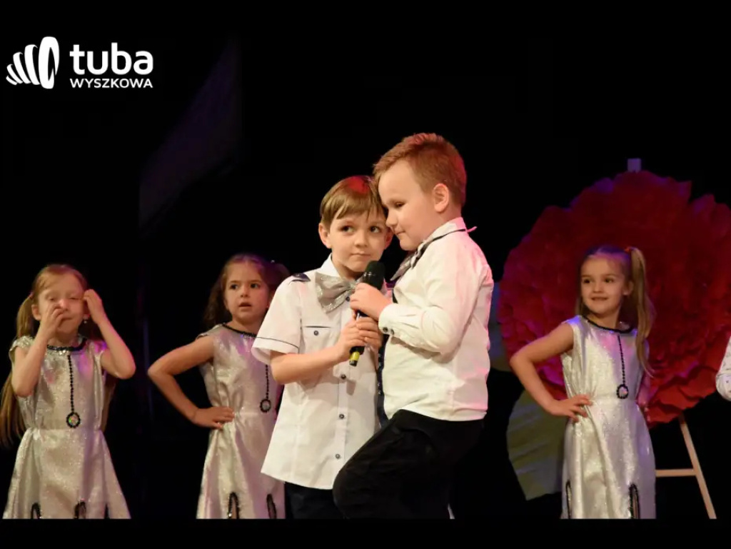 „Nasze życie z Wami płynie wprost bajecznie”. Koncert przedszkolaków z „Bajki”
