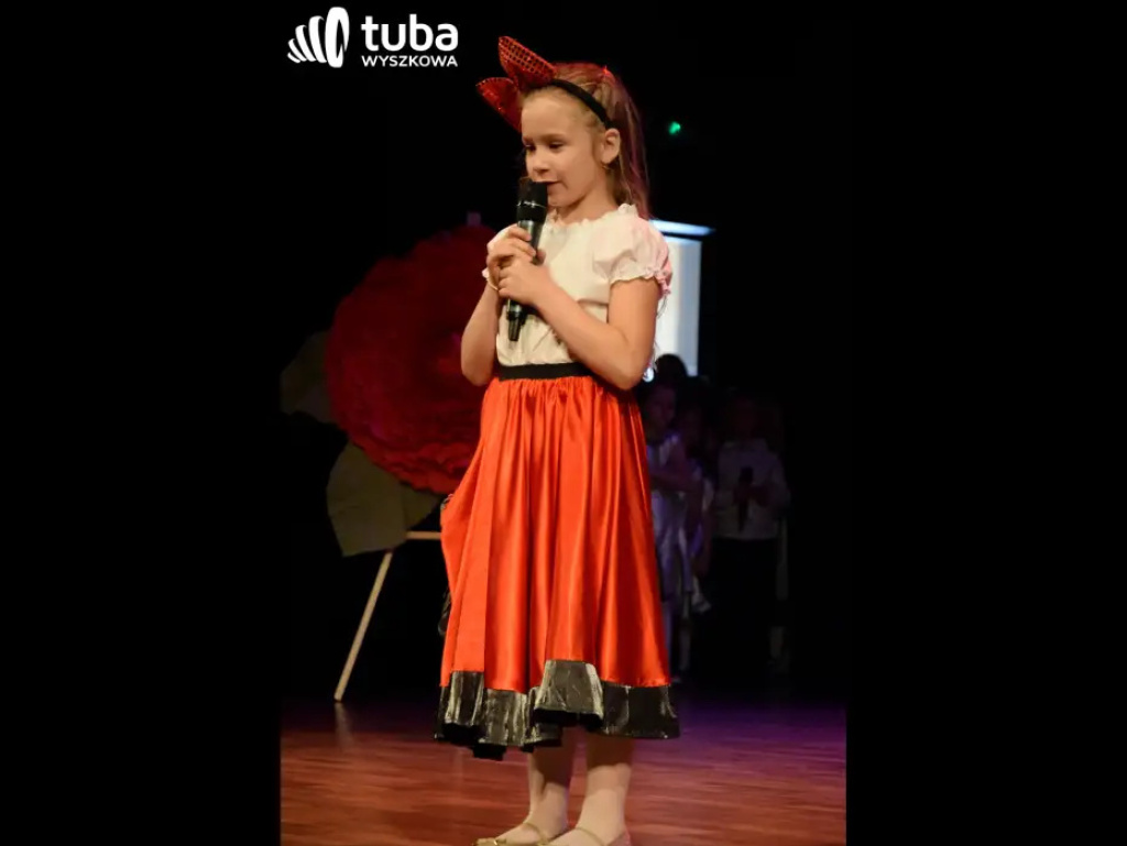 „Nasze życie z Wami płynie wprost bajecznie”. Koncert przedszkolaków z „Bajki”
