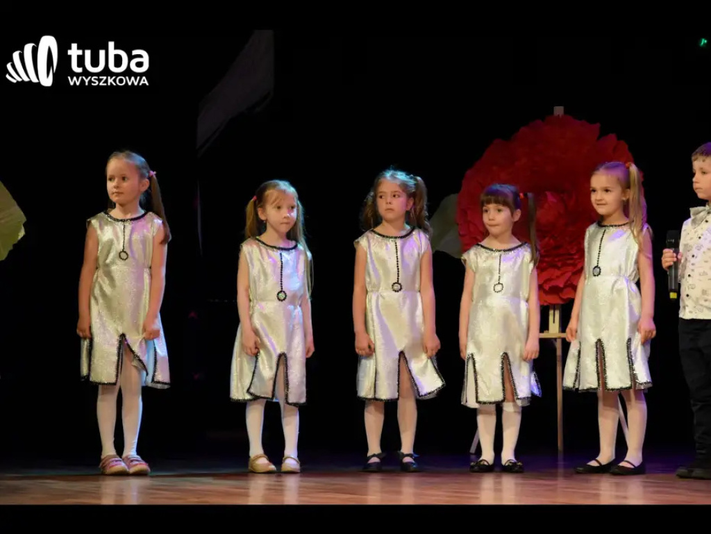 „Nasze życie z Wami płynie wprost bajecznie”. Koncert przedszkolaków z „Bajki”