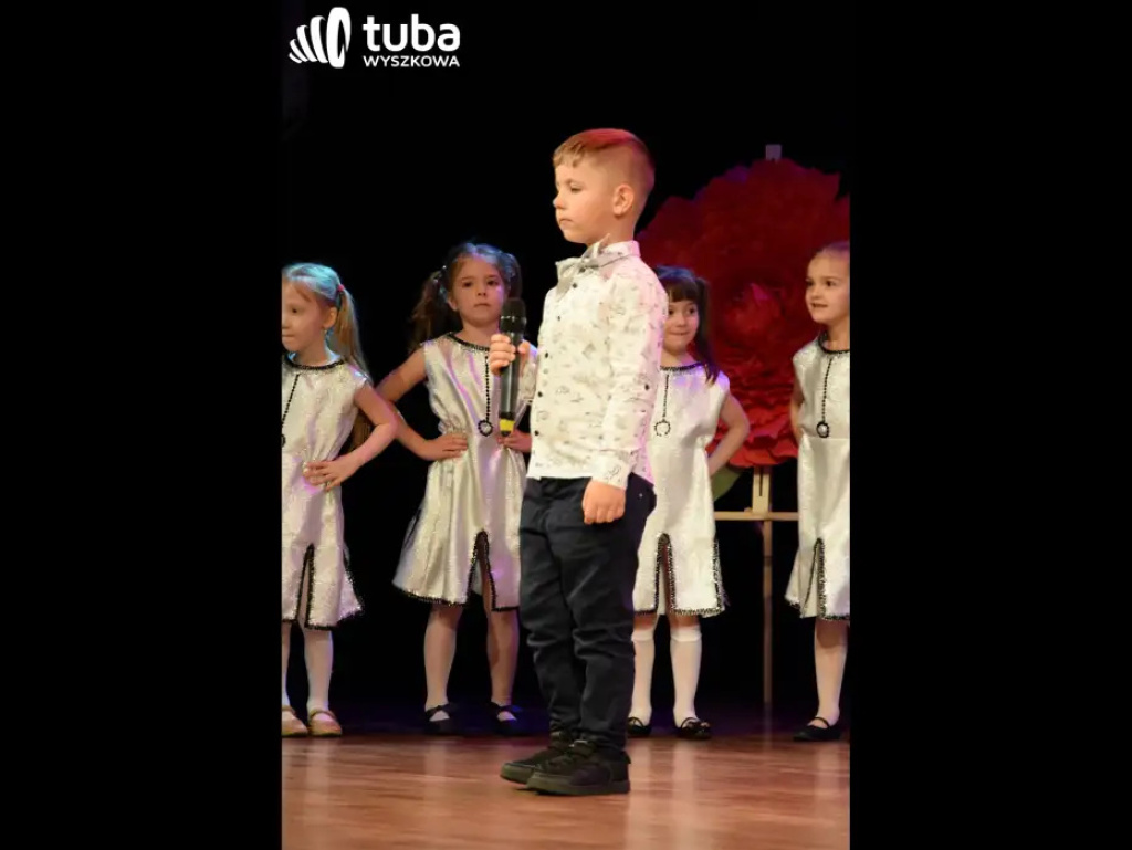 „Nasze życie z Wami płynie wprost bajecznie”. Koncert przedszkolaków z „Bajki”