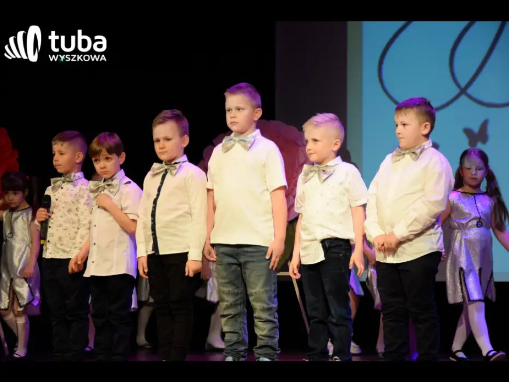 „Nasze życie z Wami płynie wprost bajecznie”. Koncert przedszkolaków z „Bajki”