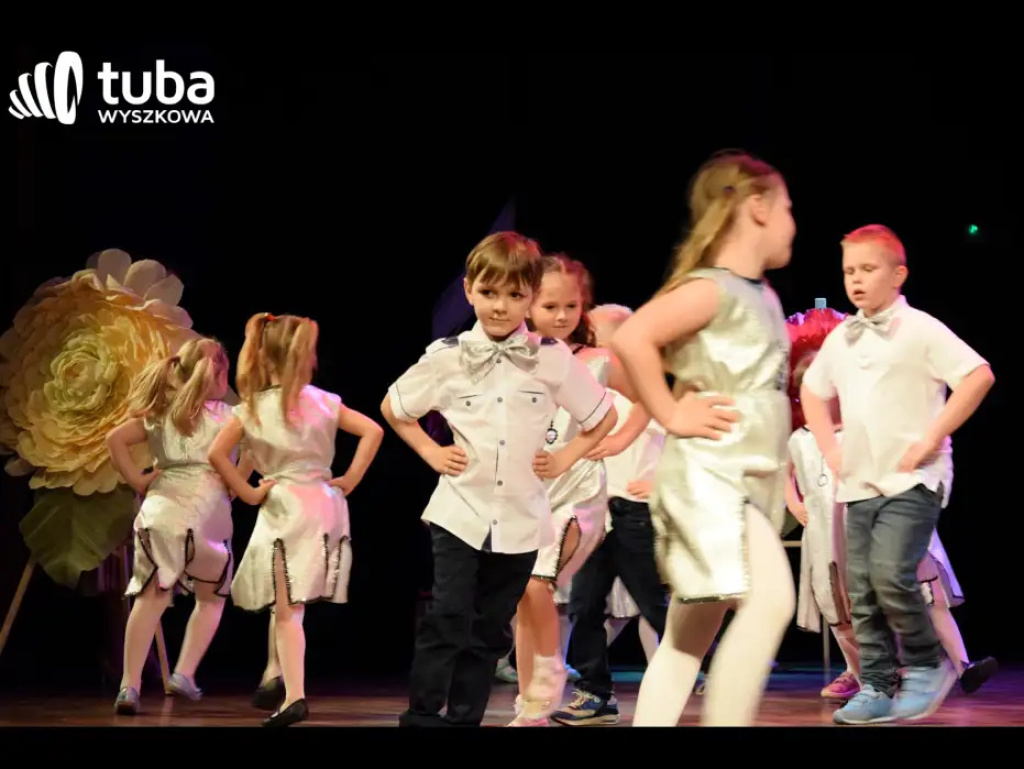„Nasze życie z Wami płynie wprost bajecznie”. Koncert przedszkolaków z „Bajki”