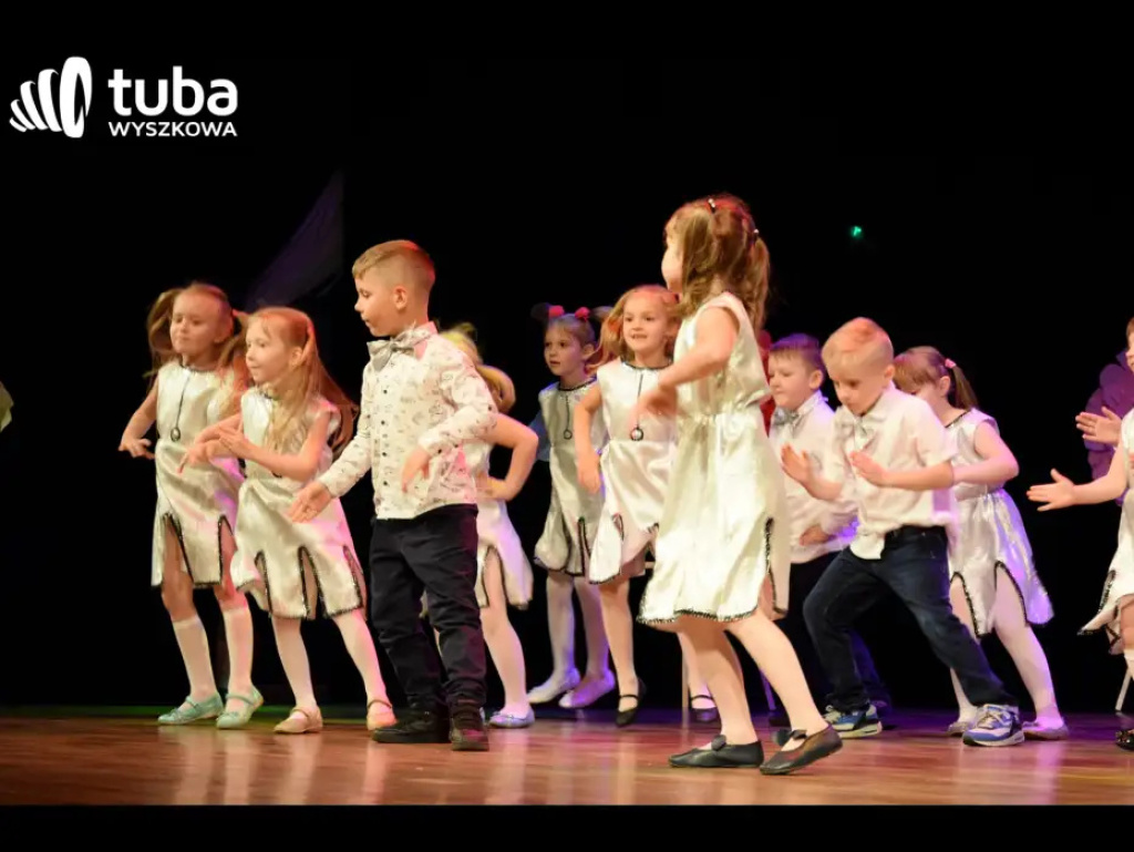 „Nasze życie z Wami płynie wprost bajecznie”. Koncert przedszkolaków z „Bajki”