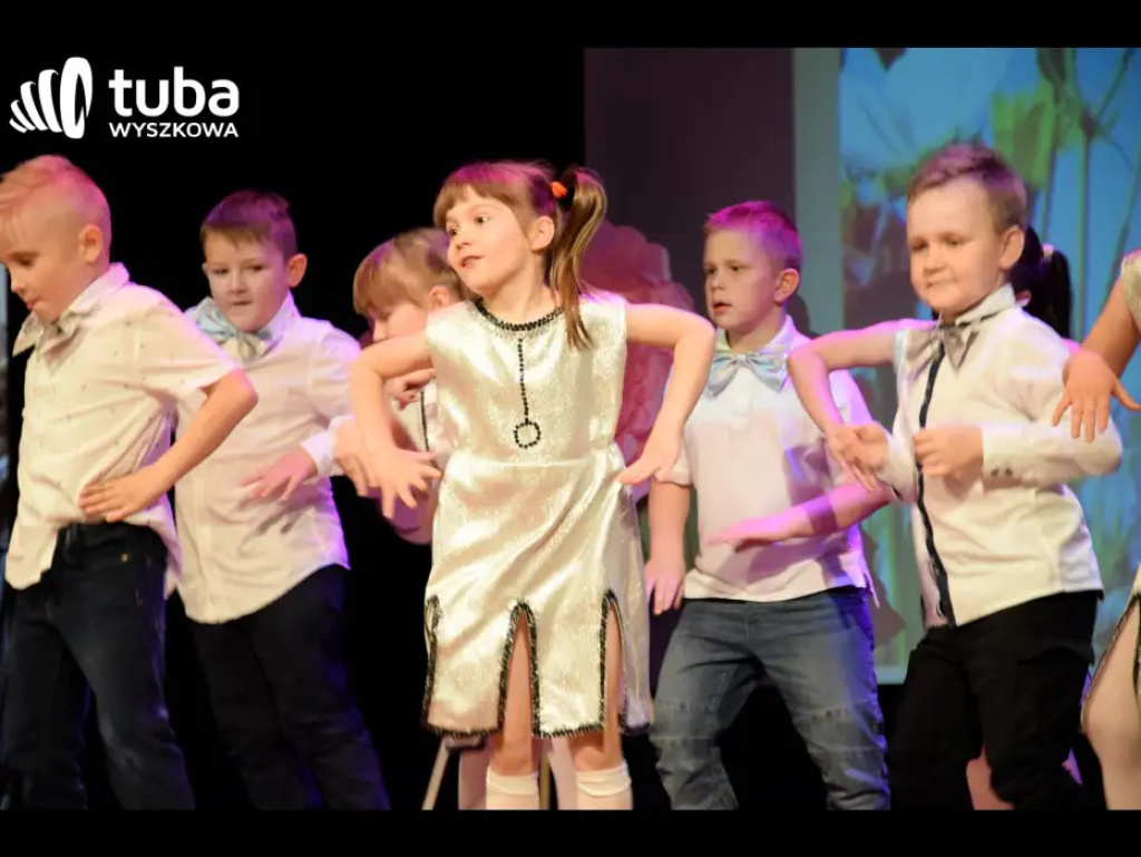 „Nasze życie z Wami płynie wprost bajecznie”. Koncert przedszkolaków z „Bajki”
