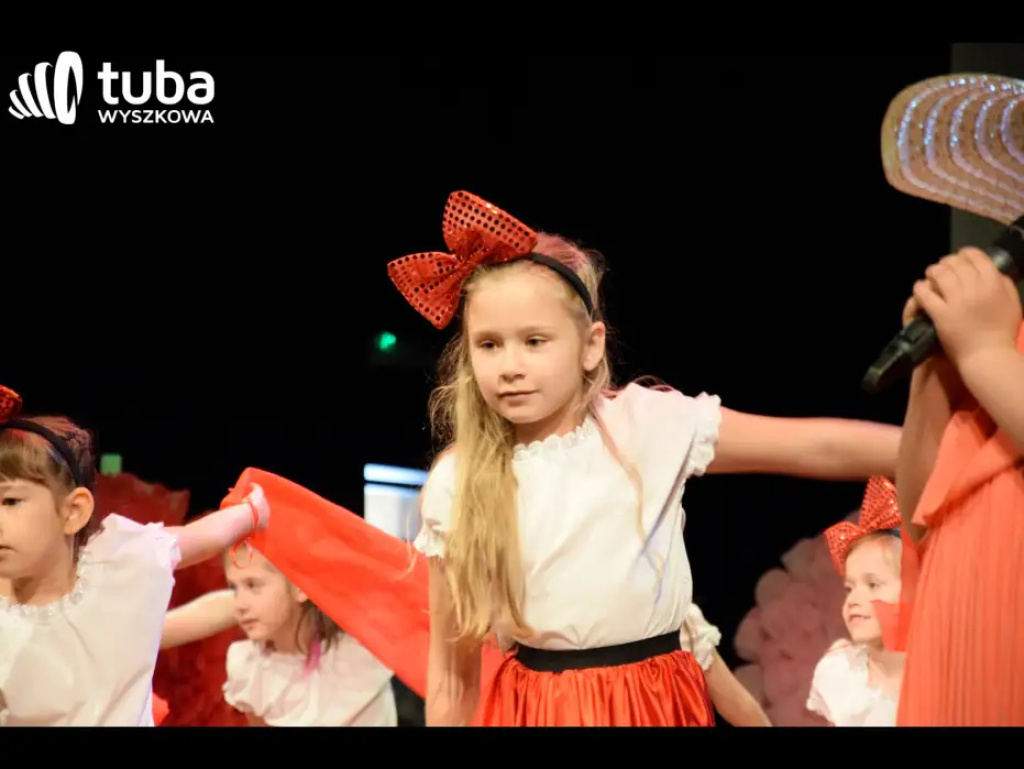 „Nasze życie z Wami płynie wprost bajecznie”. Koncert przedszkolaków z „Bajki”