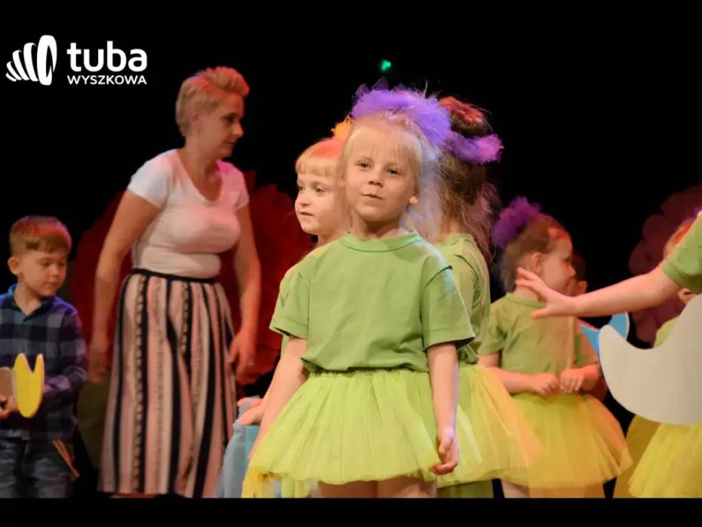 „Nasze życie z Wami płynie wprost bajecznie”. Koncert przedszkolaków z „Bajki”