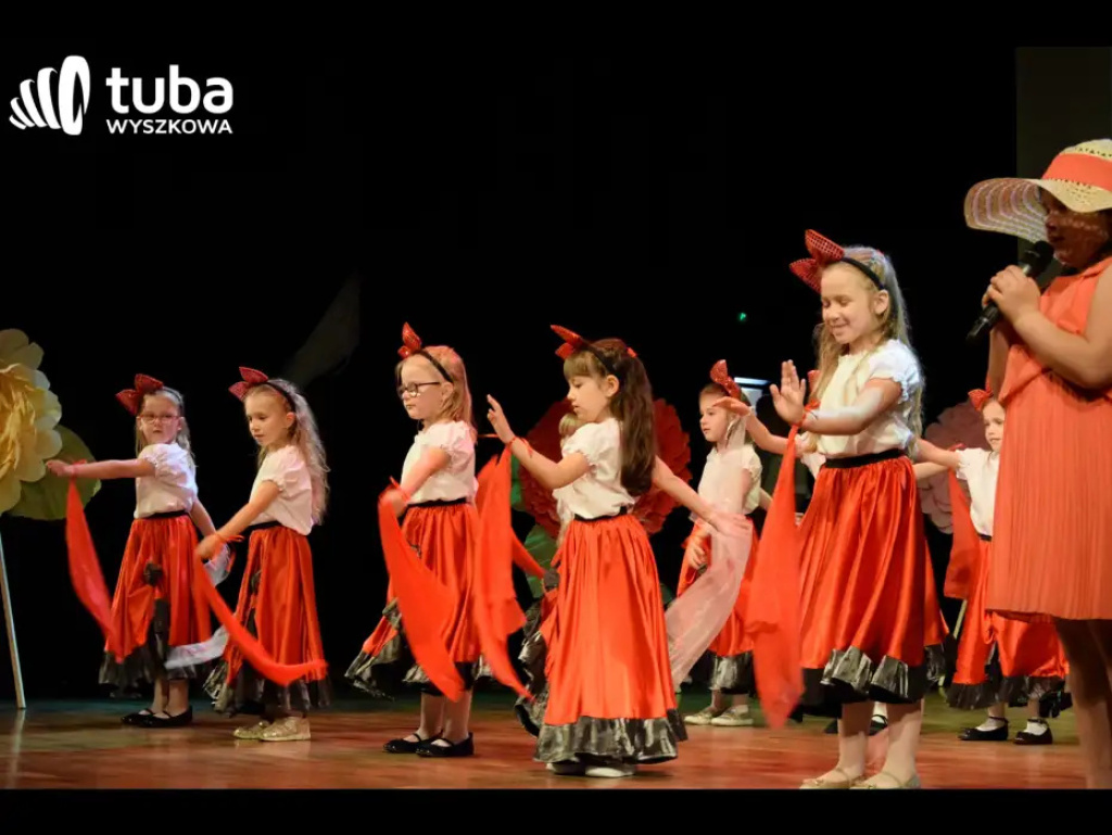 „Nasze życie z Wami płynie wprost bajecznie”. Koncert przedszkolaków z „Bajki”