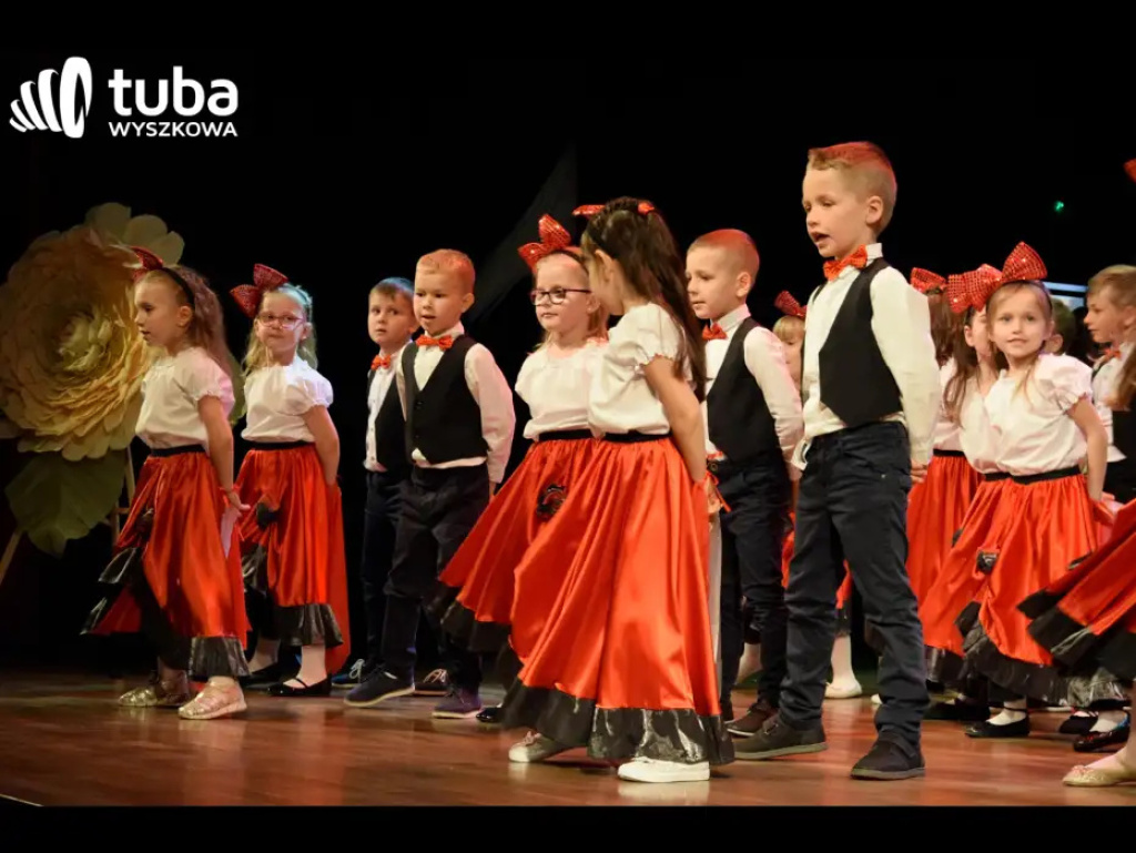 „Nasze życie z Wami płynie wprost bajecznie”. Koncert przedszkolaków z „Bajki”