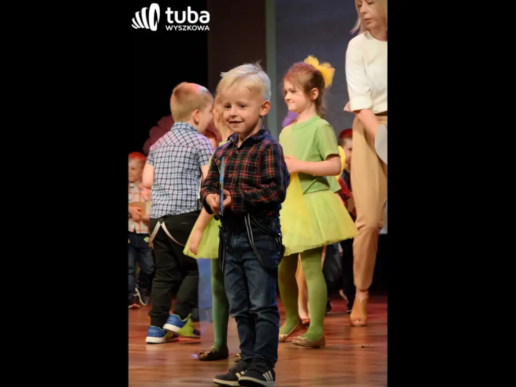 „Nasze życie z Wami płynie wprost bajecznie”. Koncert przedszkolaków z „Bajki”
