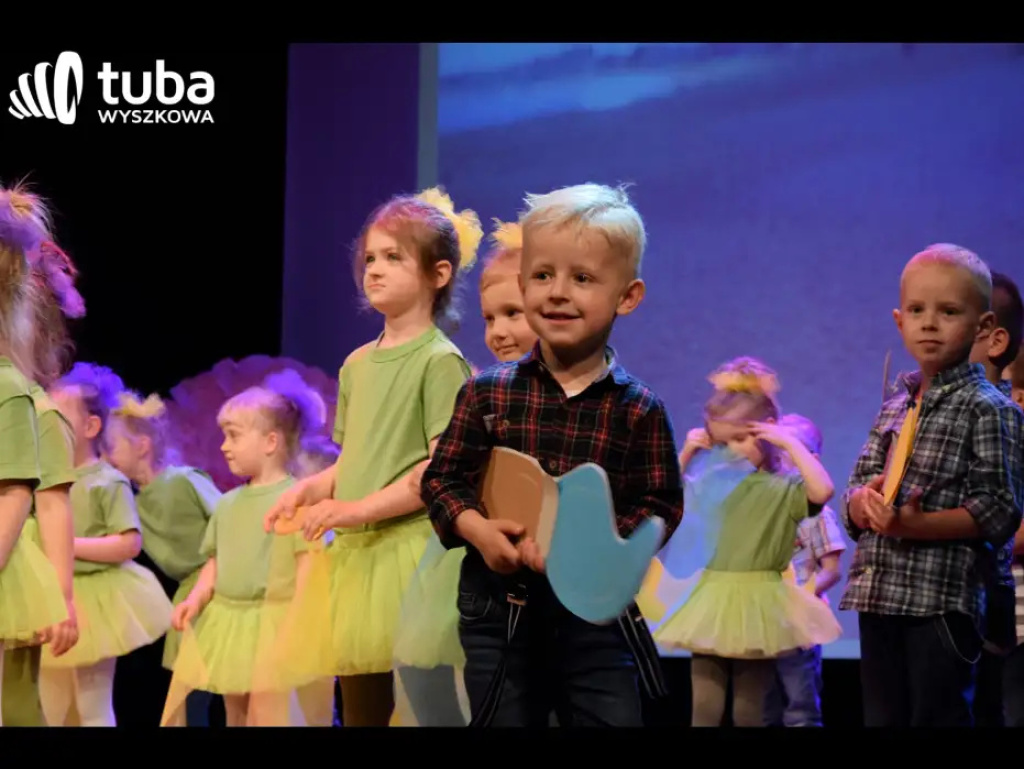 „Nasze życie z Wami płynie wprost bajecznie”. Koncert przedszkolaków z „Bajki”