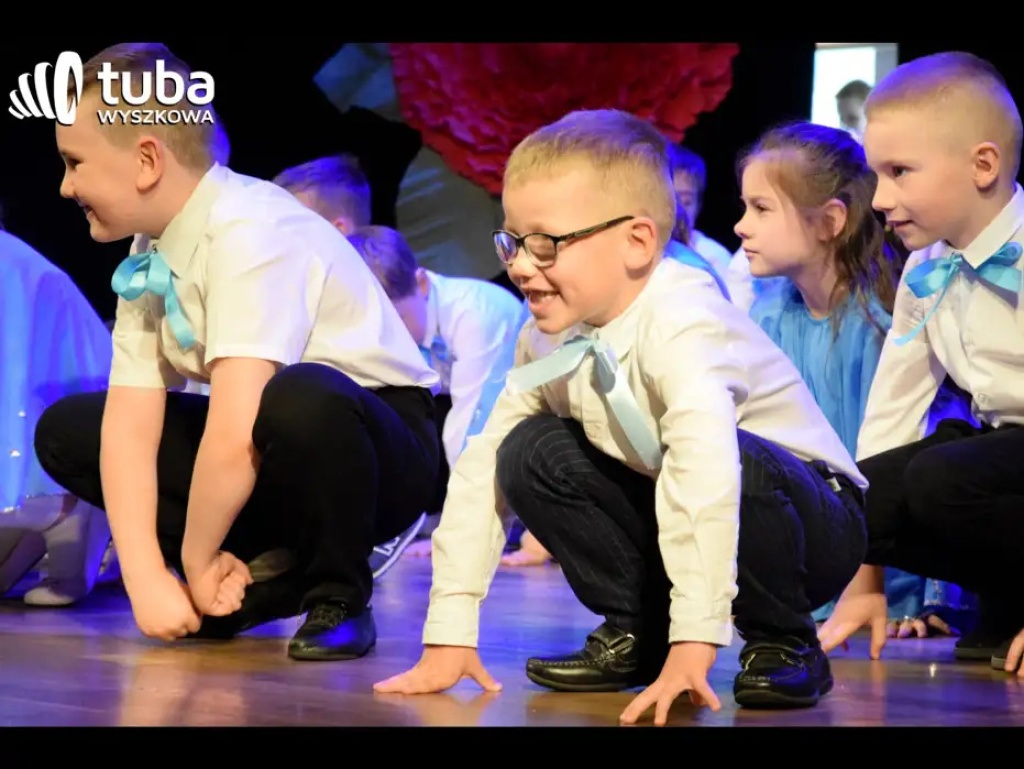 „Nasze życie z Wami płynie wprost bajecznie”. Koncert przedszkolaków z „Bajki”